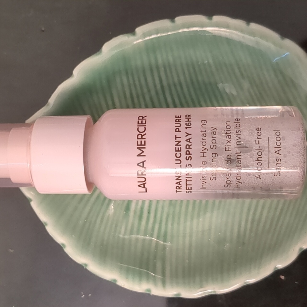 Translucent Pure Setting Spray - Picture 4 of 4